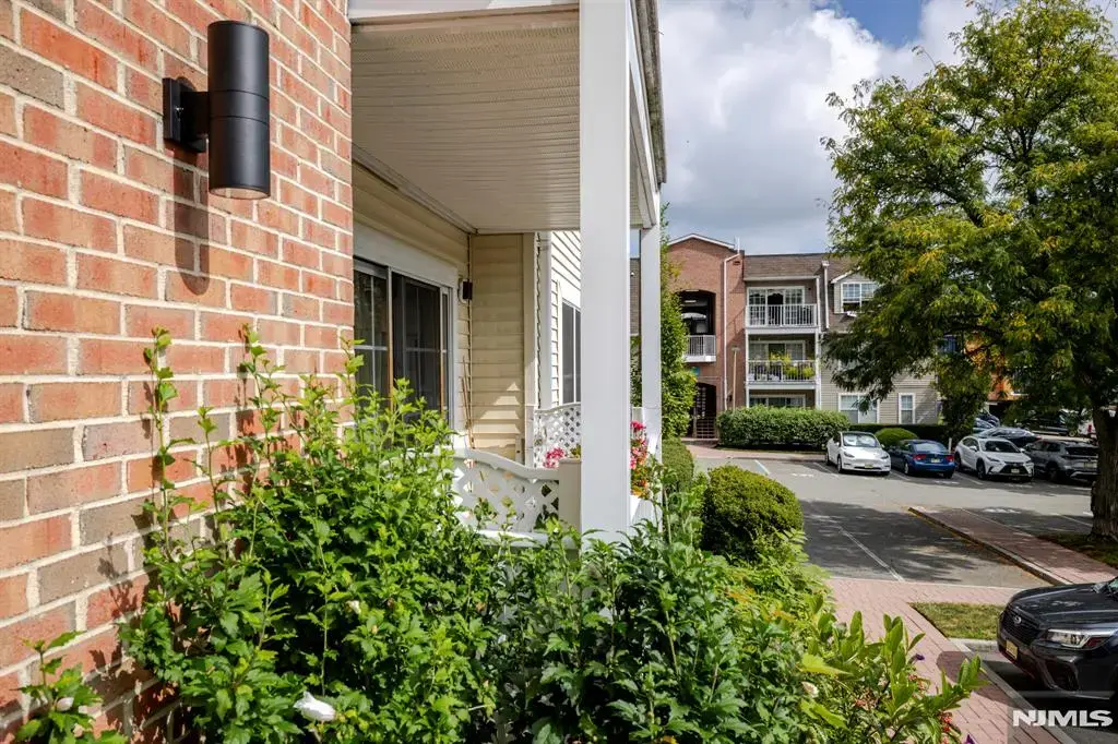 400 Crown Court 571, Edgewater