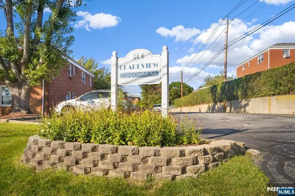 300 Claremont D1, Verona