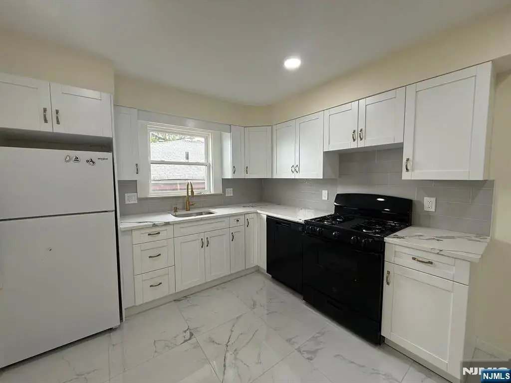 343-345 7th 3, Fairview