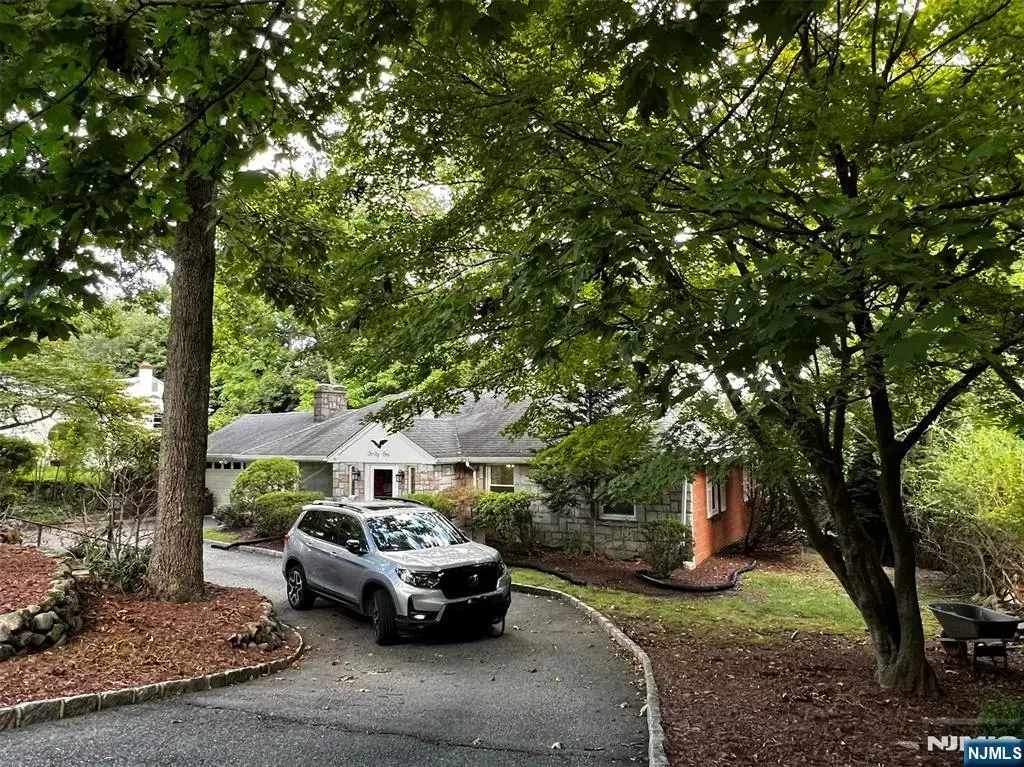 41 Charwalt Drive, Hawthorne