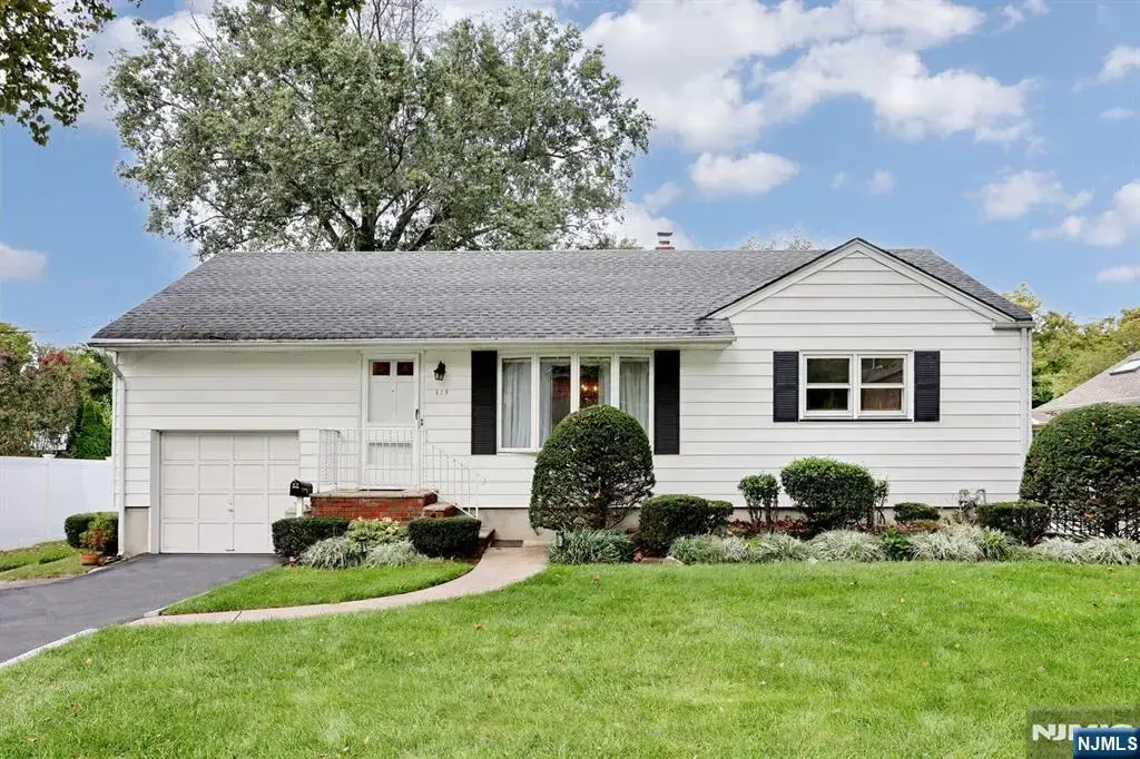 429 Polly Ann Terrace, Paramus