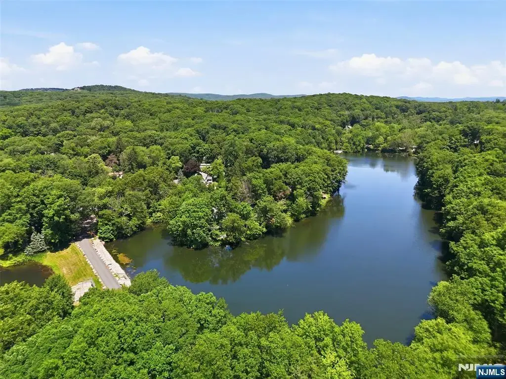 9 Juniper Trail, Kinnelon Borough