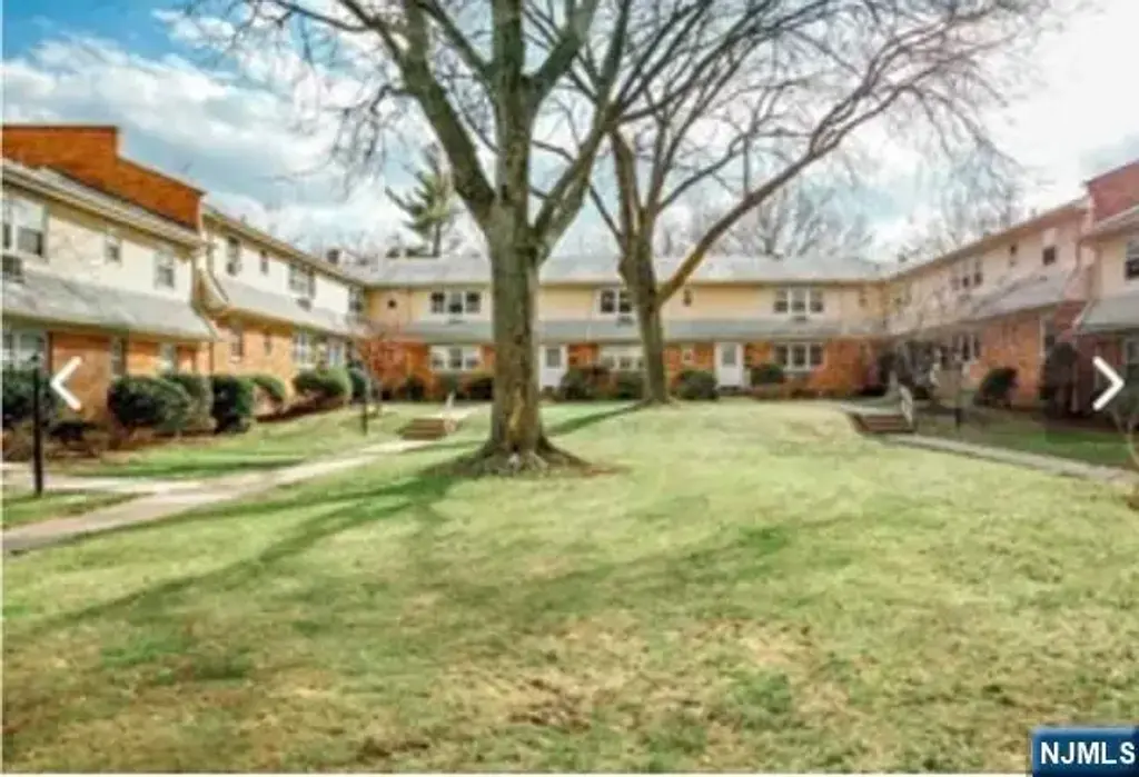 18b Lakeview, Leonia