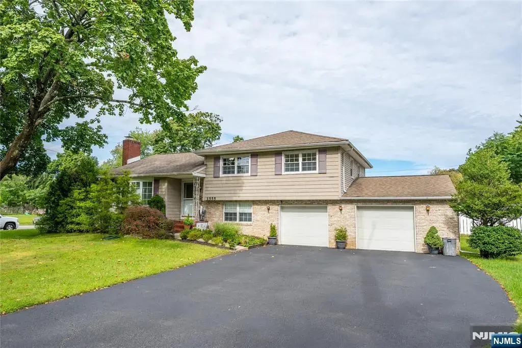 1555 Ratzer Road, Wayne