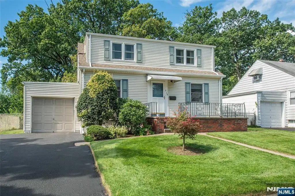 9-10 Malcolm Terrace, Fair Lawn