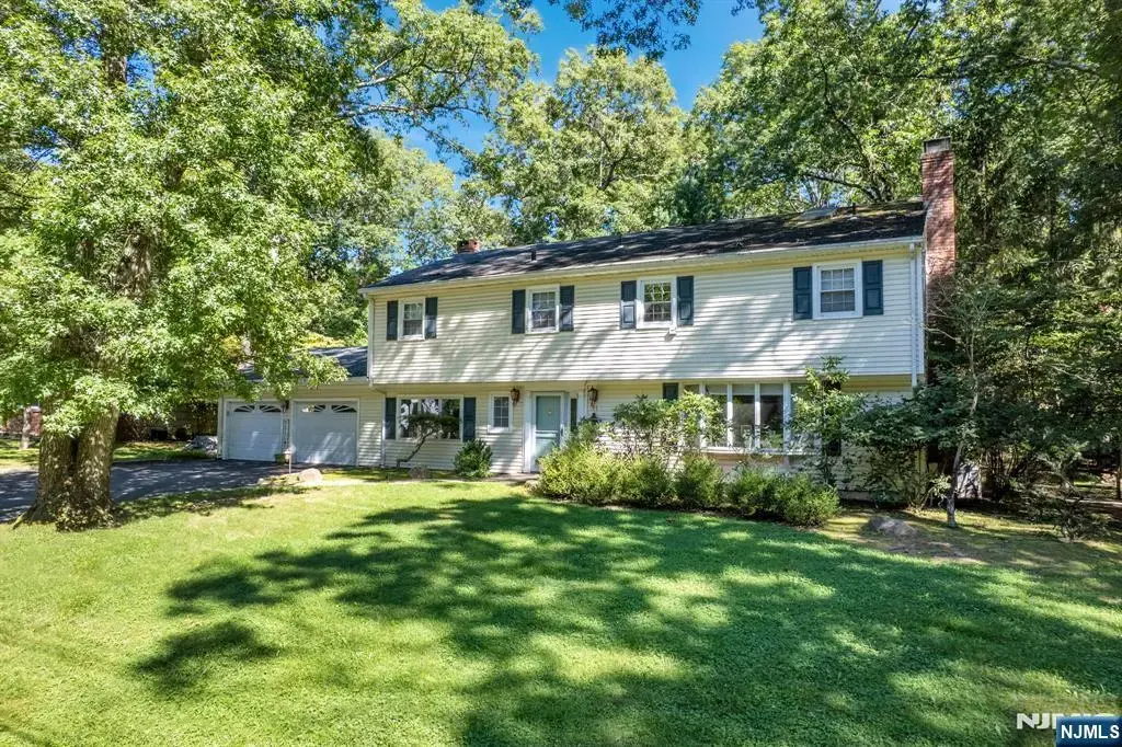 11 Dogwood Court, Mahwah