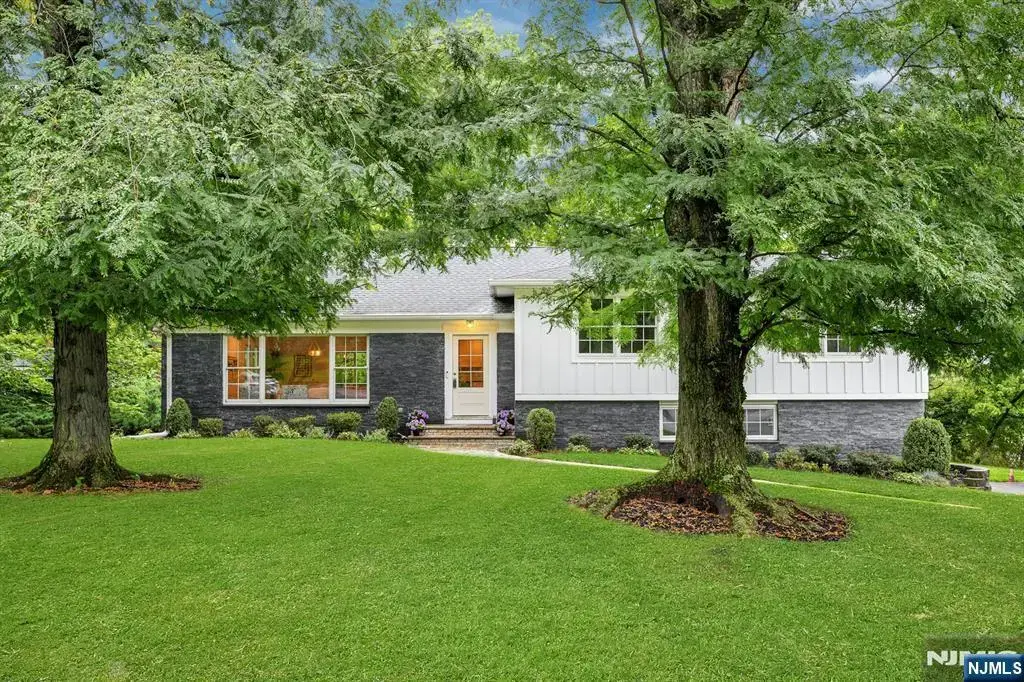 9 Crestview Court, Montclair
