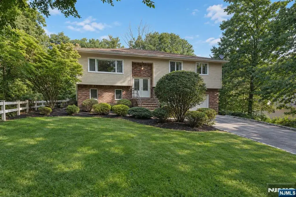 19 Pepper Road, Montville Township