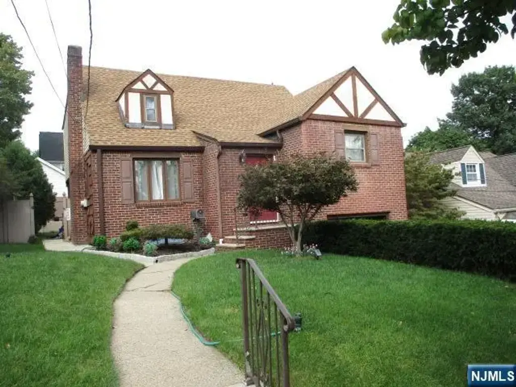 32 Newman Avenue, Nutley