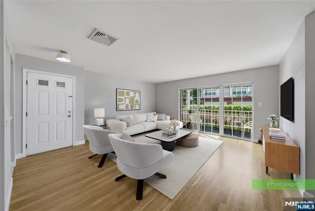 400 Crown Court 581, Edgewater