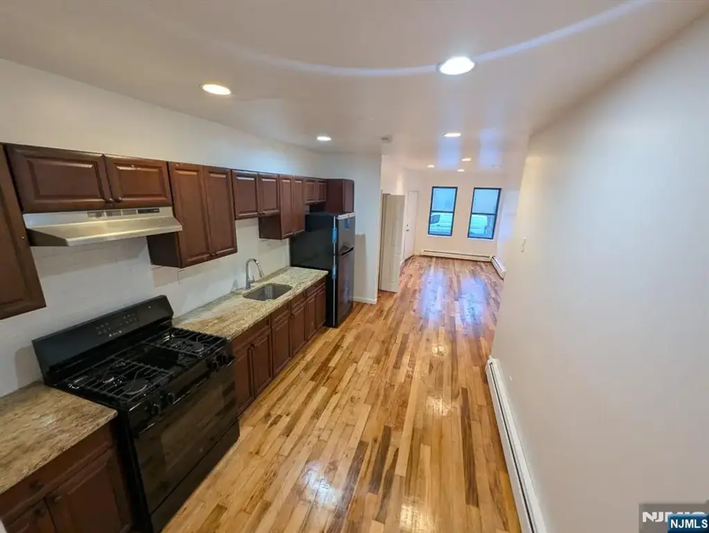 294 Governor 2r, Paterson
