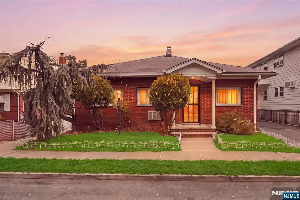 352 Farnham Avenue, Lodi