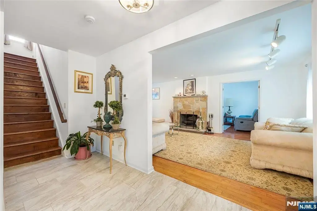 15 E Pierrepont Avenue, Rutherford