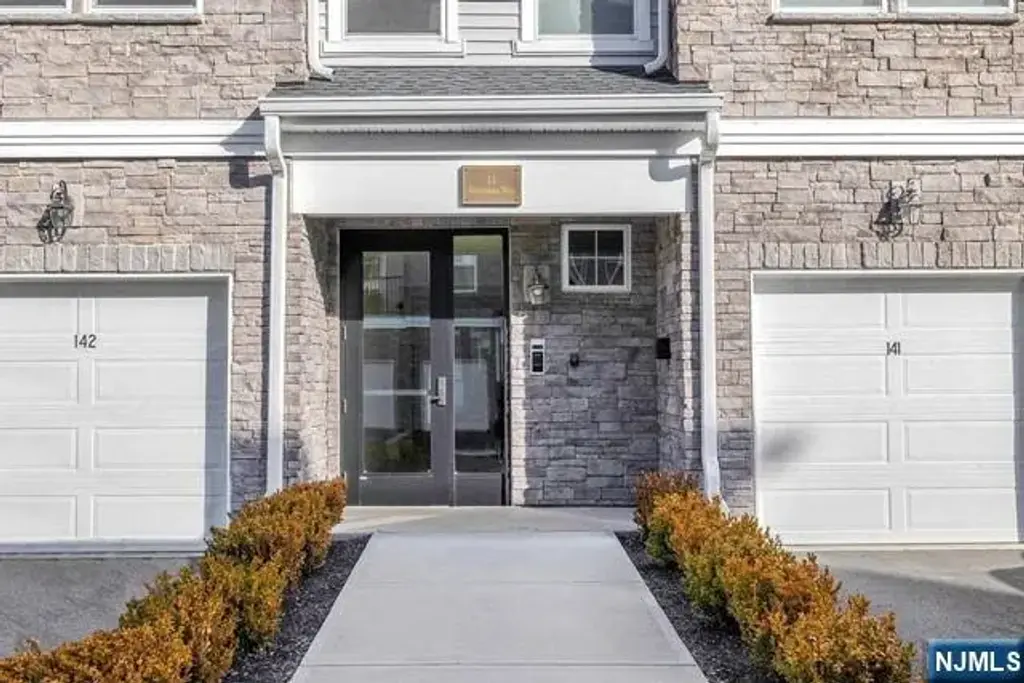 11 Veterans Way 121, Morris Plains Boroug