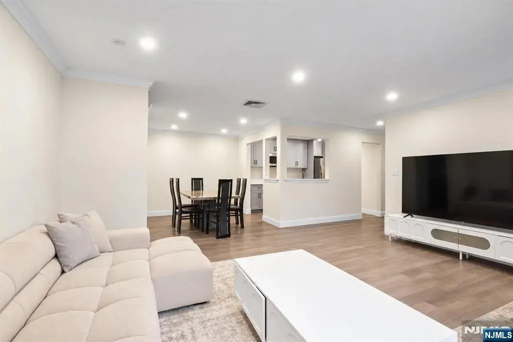 100 Crown Court 461, Edgewater