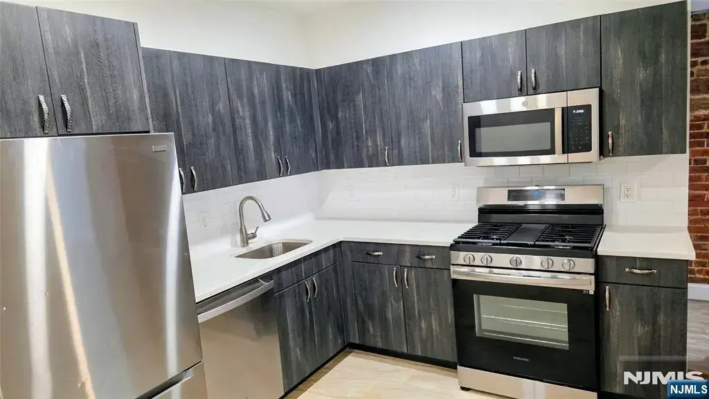 292 Stuyvesant 5, Lyndhurst