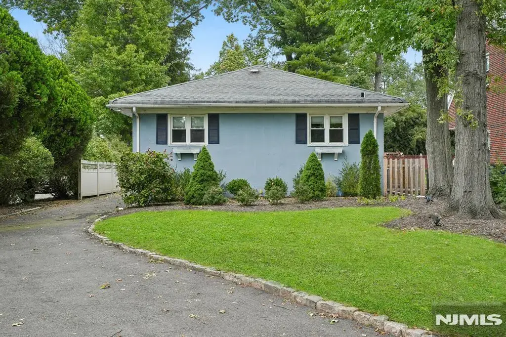 15 Lessing Road, West Orange