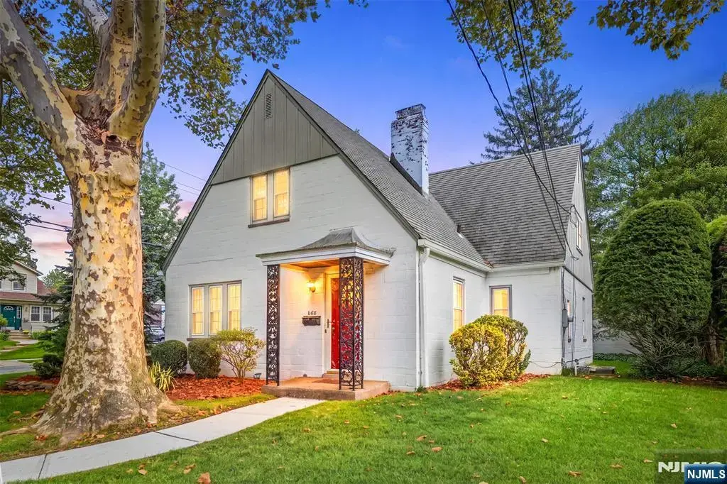 688 Bogert Road, River Edge