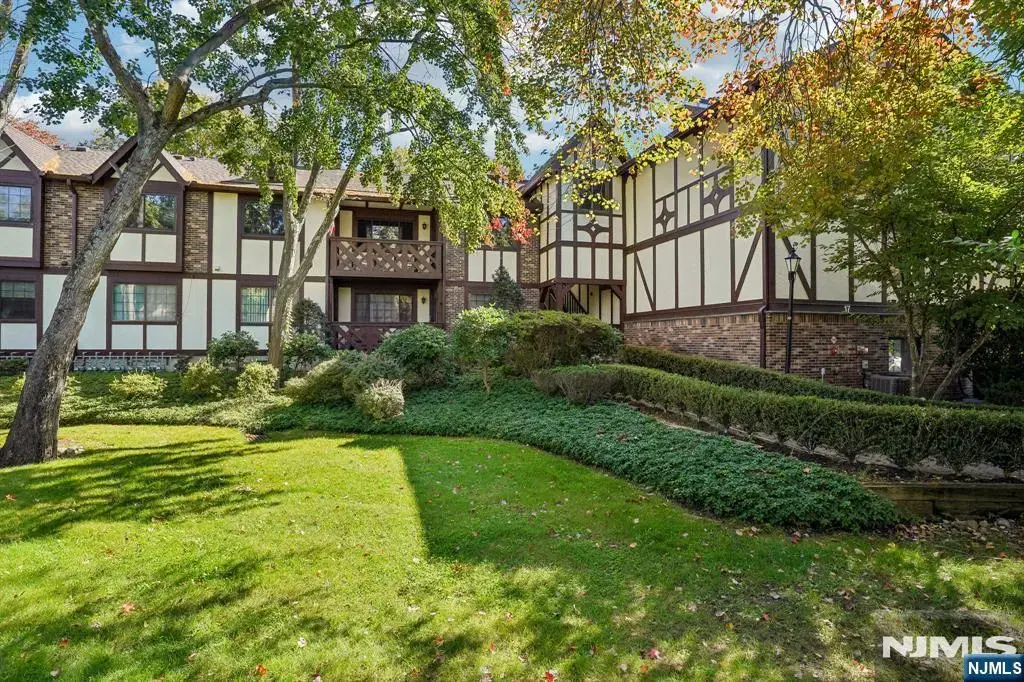 1714 Faulkner Court 1714, Mahwah