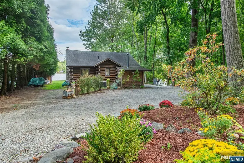 207 Bearfort Road, West Milford