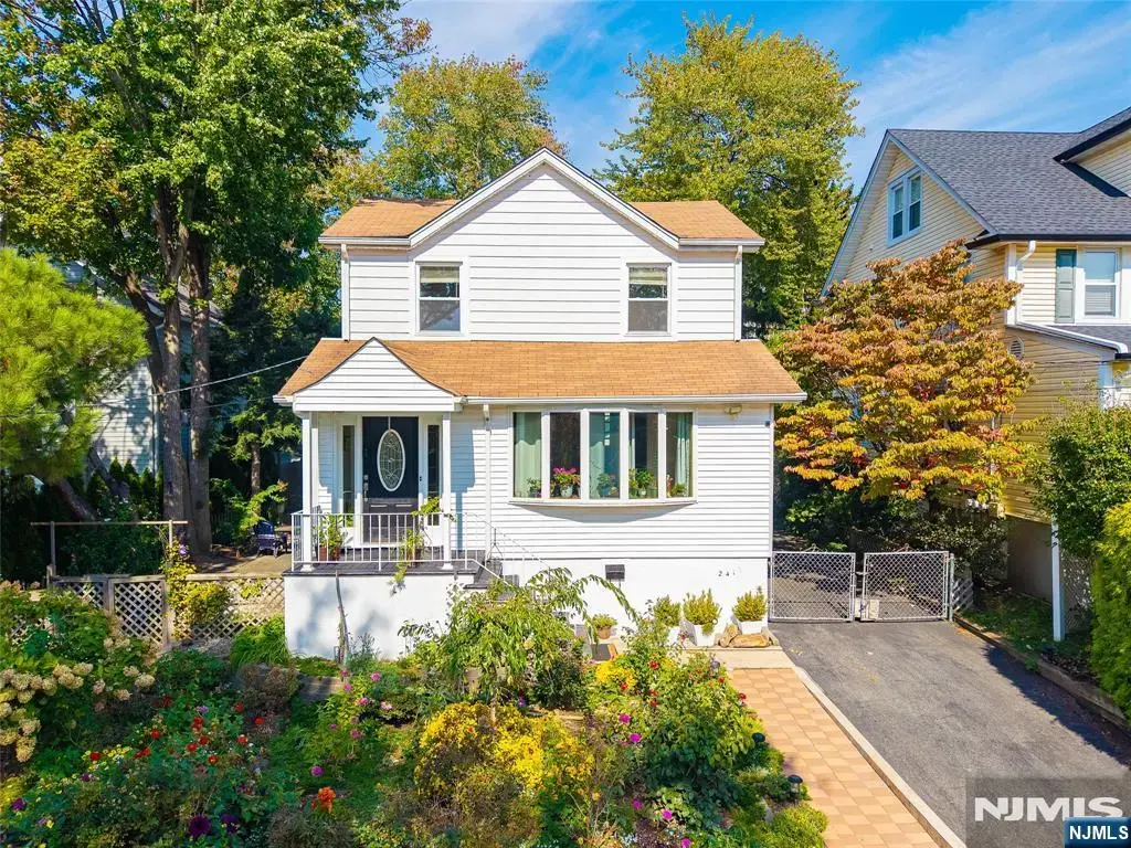 241 Roosevelt Street, Teaneck