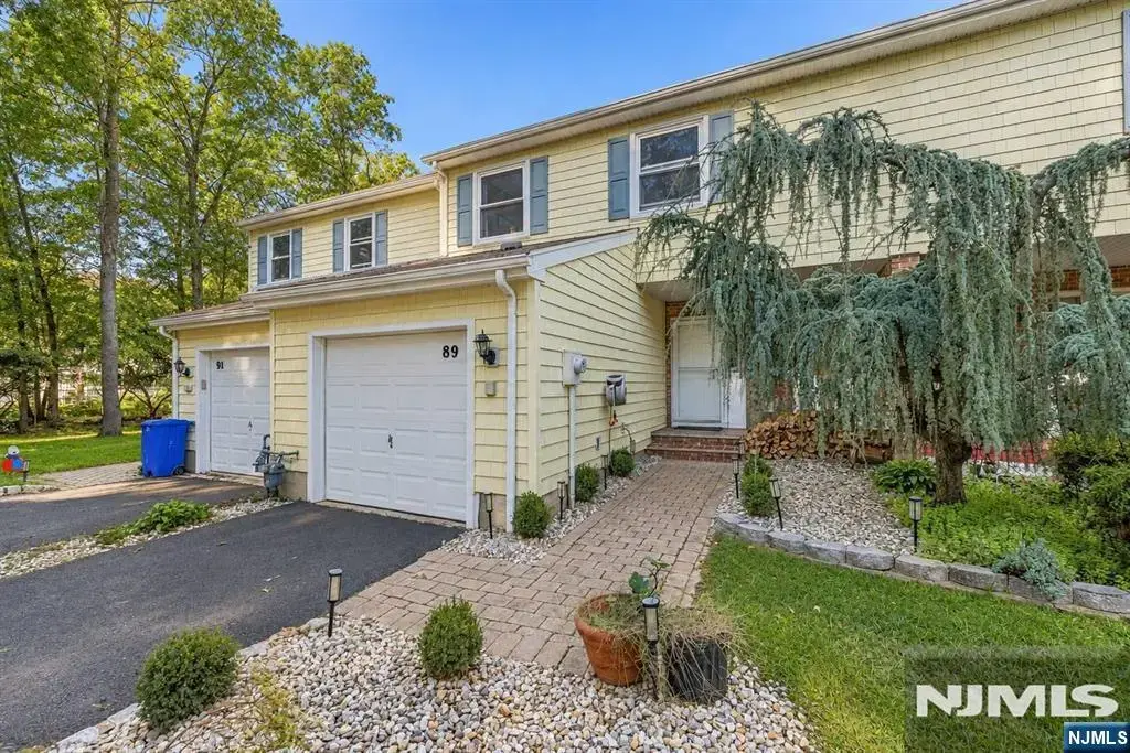 89 Lexington Lane, Wayne
