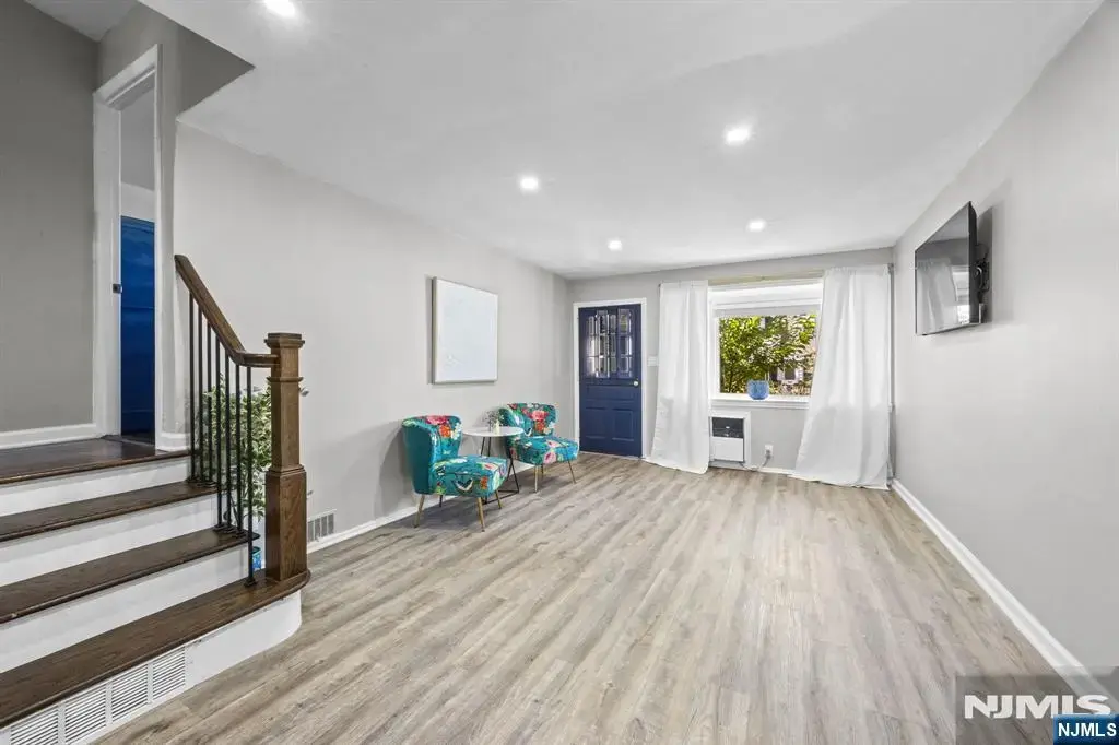 4 Parkside Lane, Bayonne