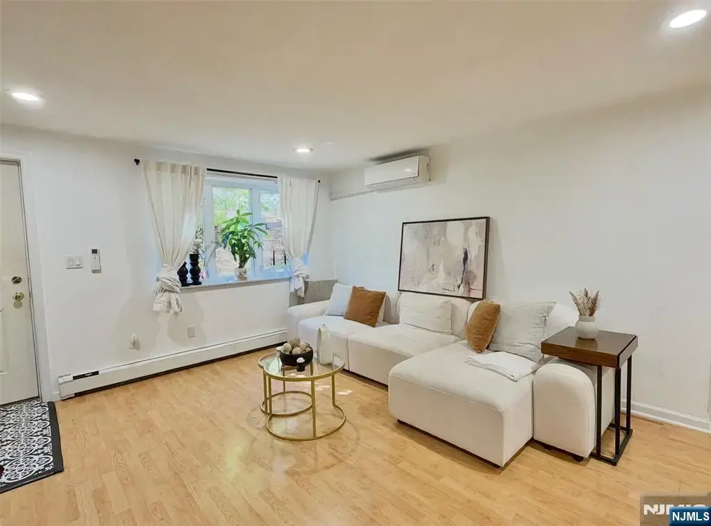 12 Burdett 5, Edgewater