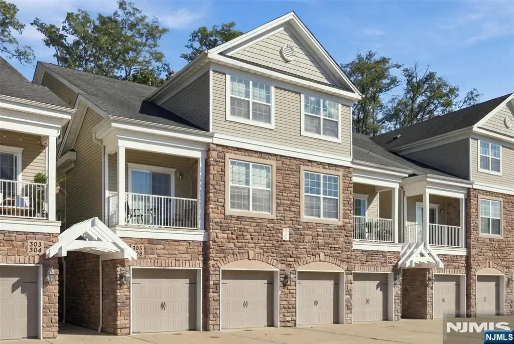 305 Waterview Court, Hanover Township