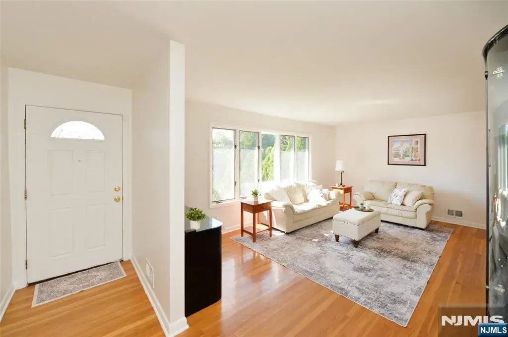 16-35 Raymond Street, Fair Lawn