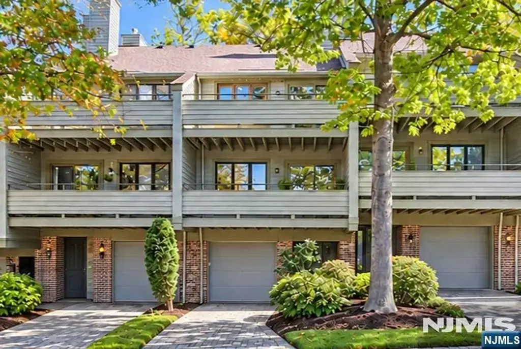 92 Meadowview Court, Leonia