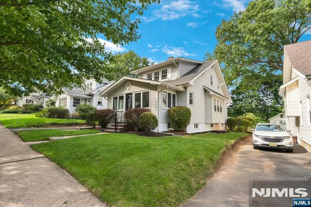 51 Sunset Avenue, Bloomfield