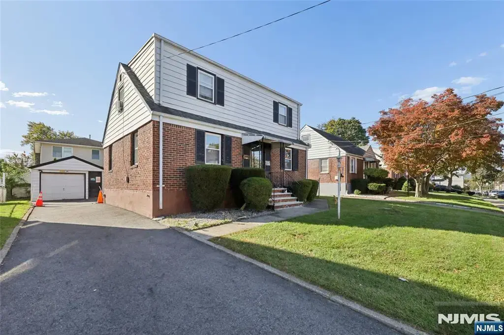 86 Falmouth Avenue, Elmwood Park