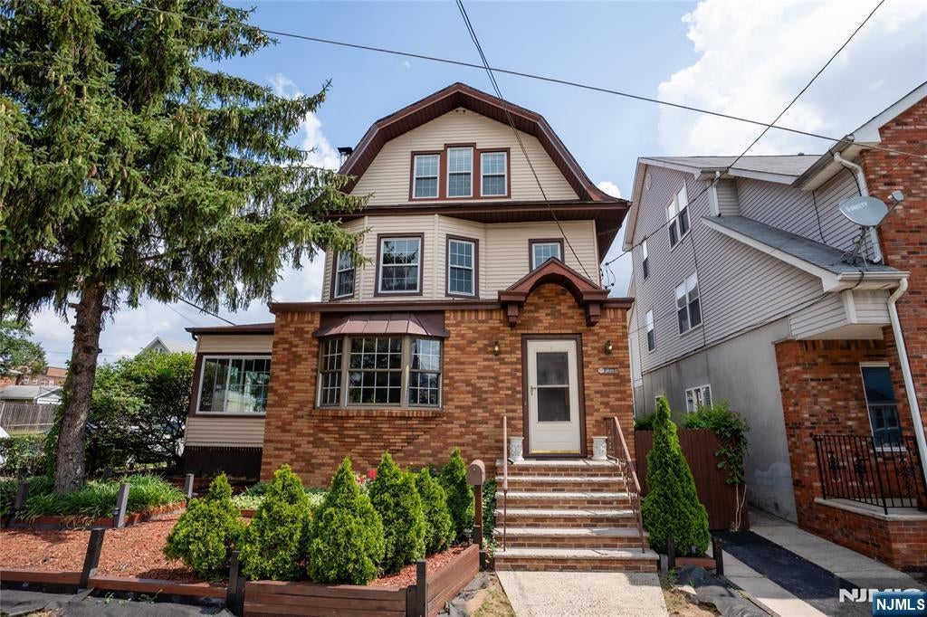 325 Valley Brook Avenue, Lyndhurst