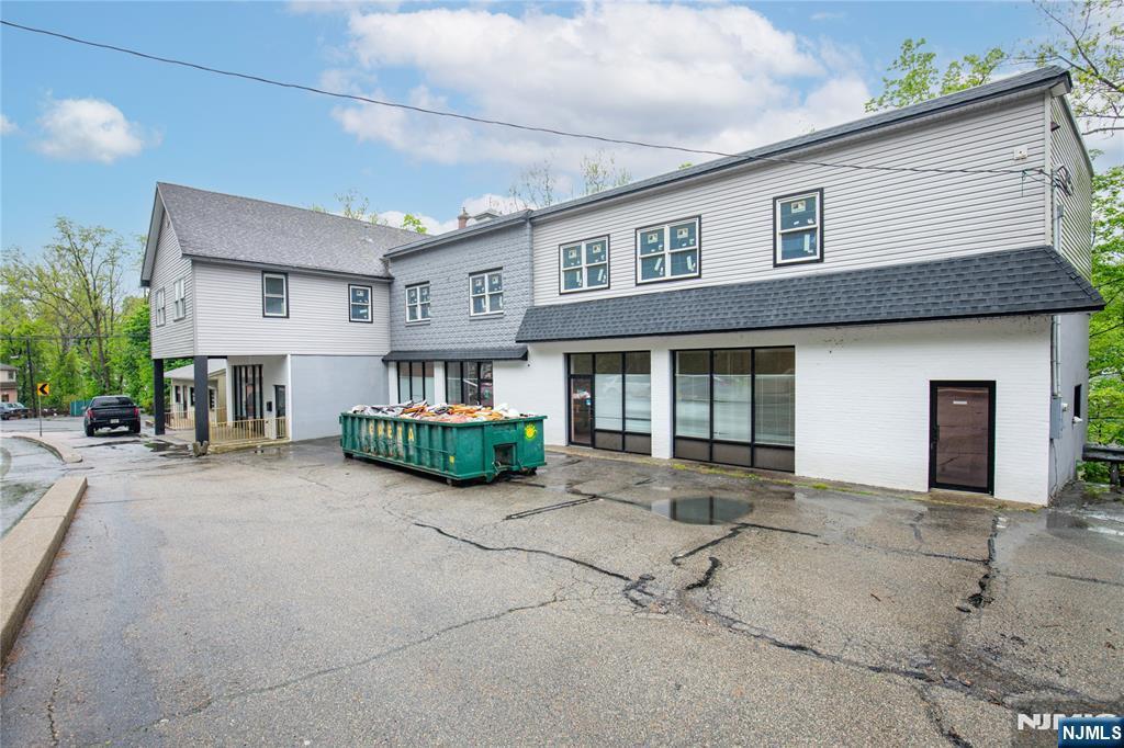 15 Hamburg Turnpike, Bloomingdale