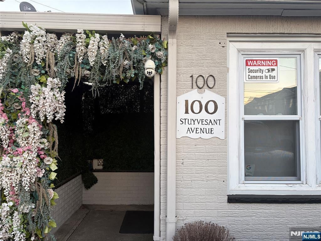 300 Lake Avenue, Lyndhurst