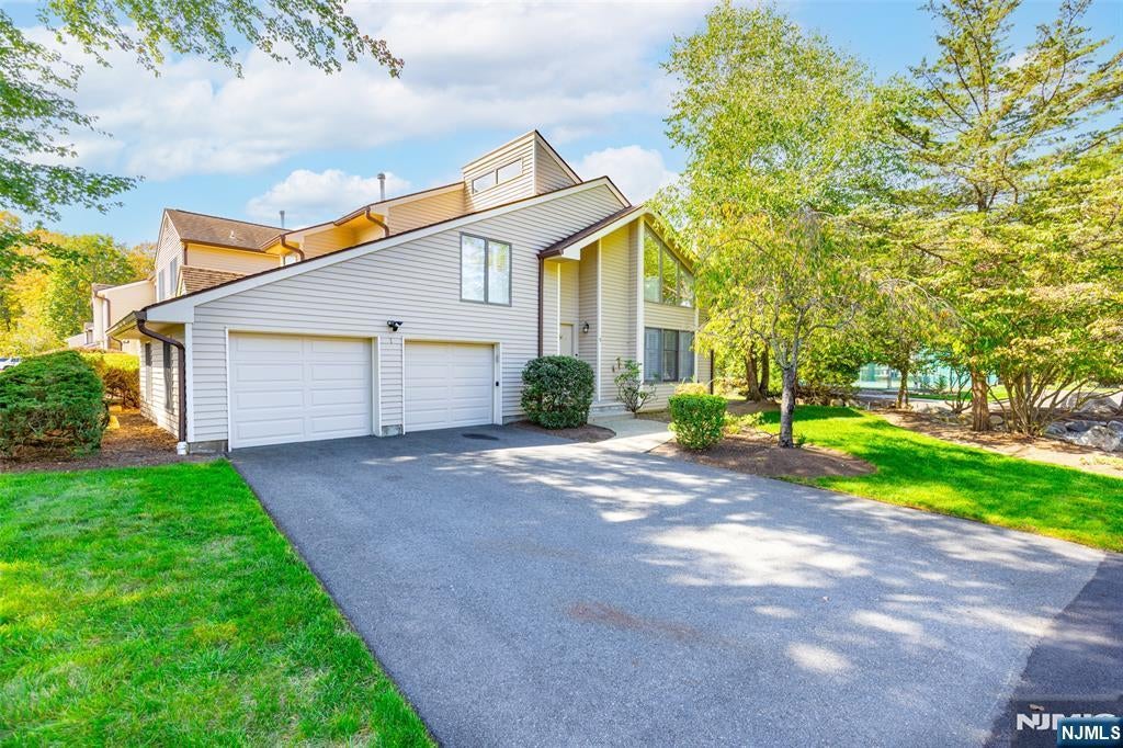 1 Bentley Drive 3, Franklin Lakes