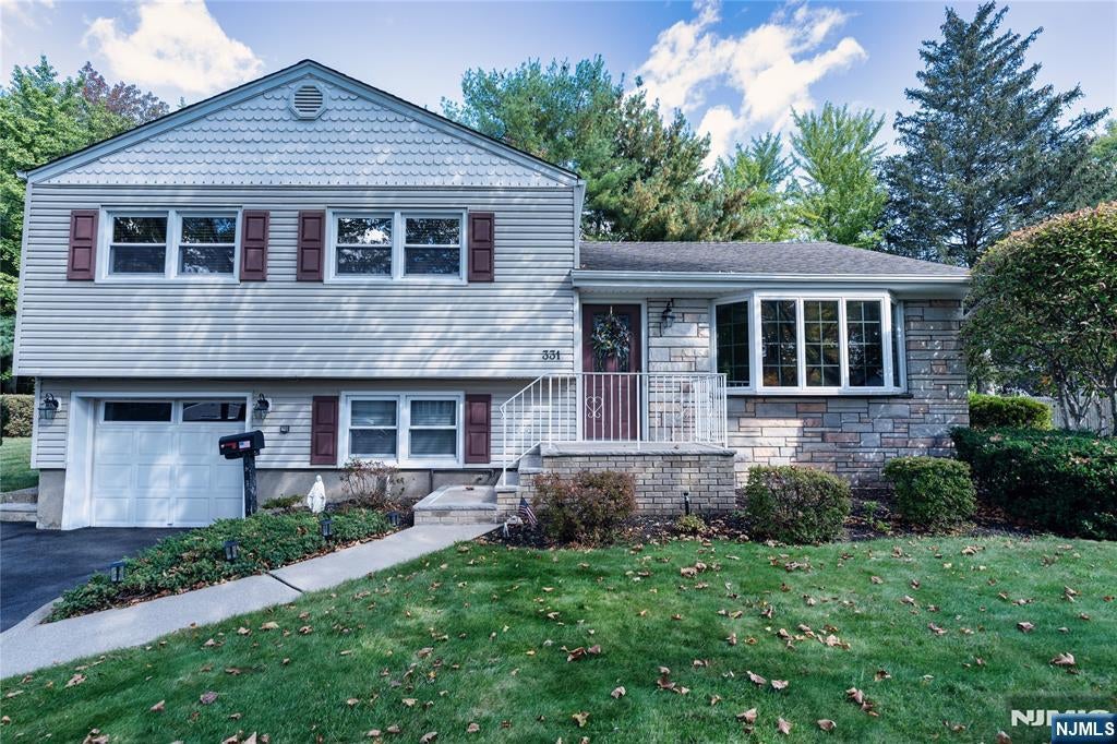 331 Ellen Place, Paramus