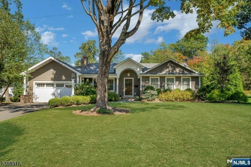 15 North Drive, Livingston