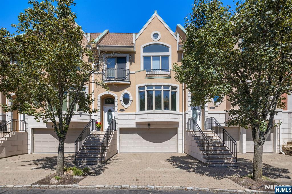 121 Winding Creek Way, Old Tappan