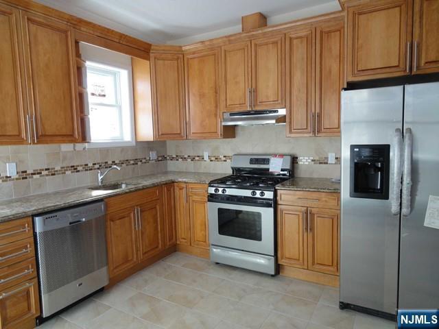 1576 Anderson 2nd Fl, Fort Lee