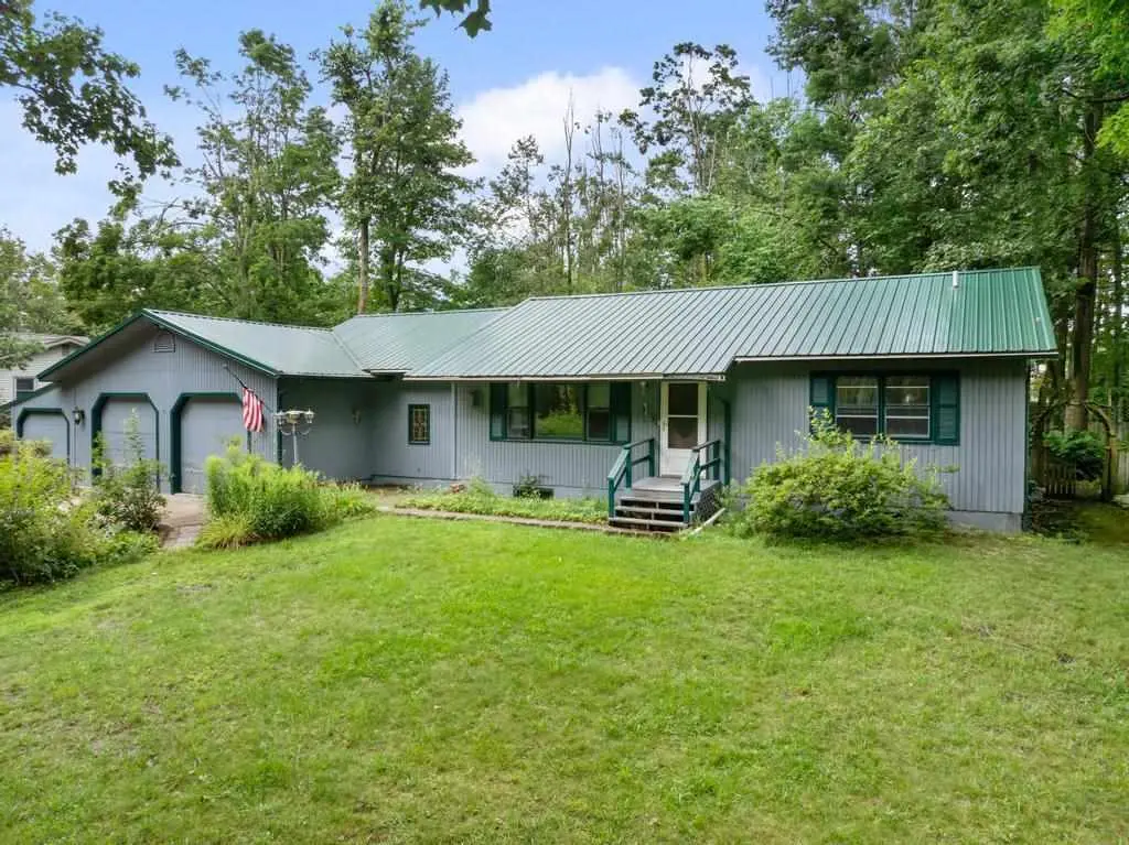 1145 Woodland Dr, Petoskey