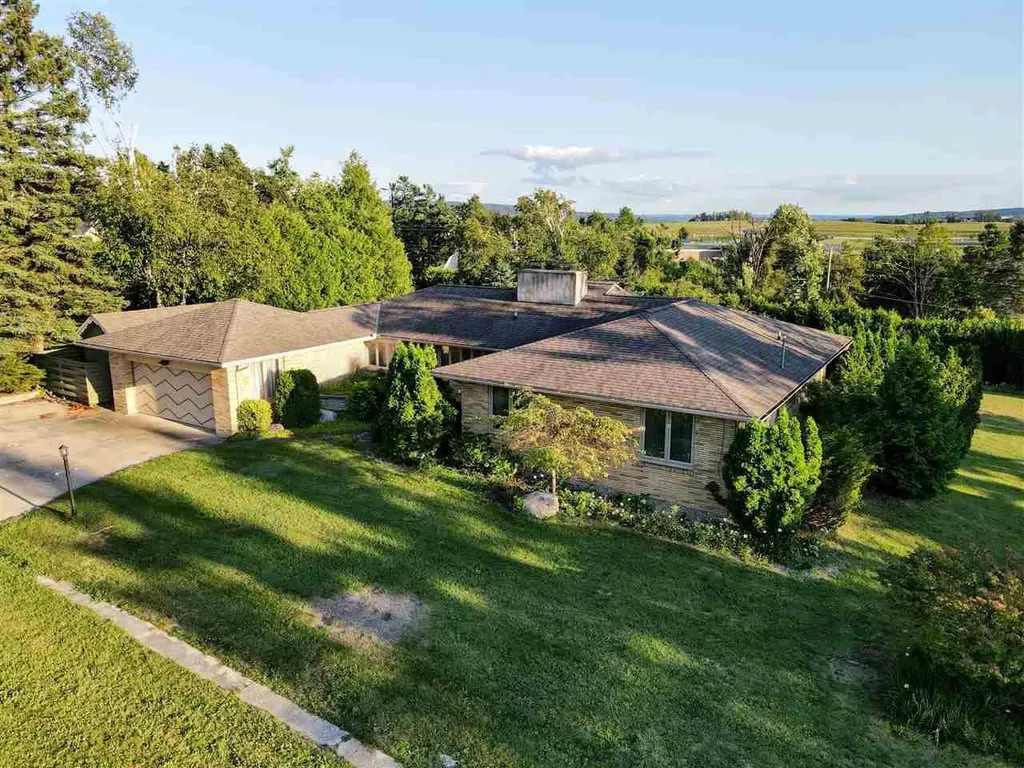 250 Lincoln Place, Petoskey