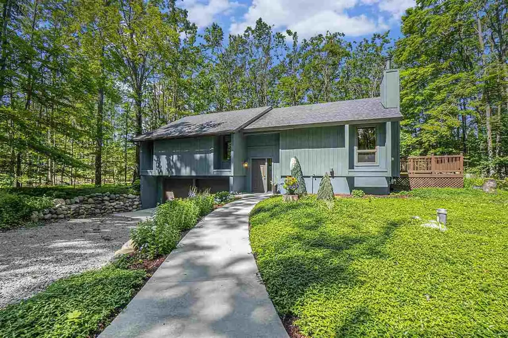 2411 Manitou Trail, Harbor Springs