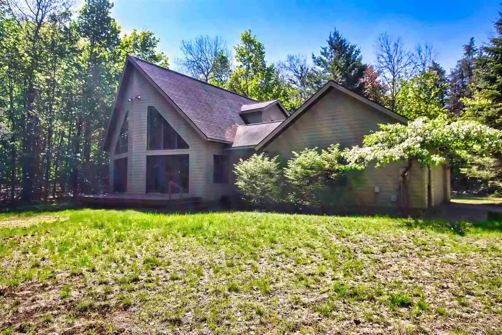 3330 Commodore Drive, East Jordan