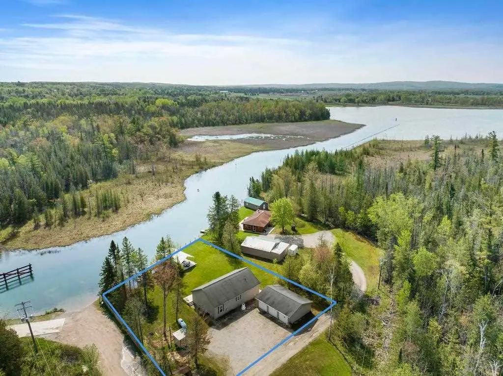 8018 Lake St, Alanson