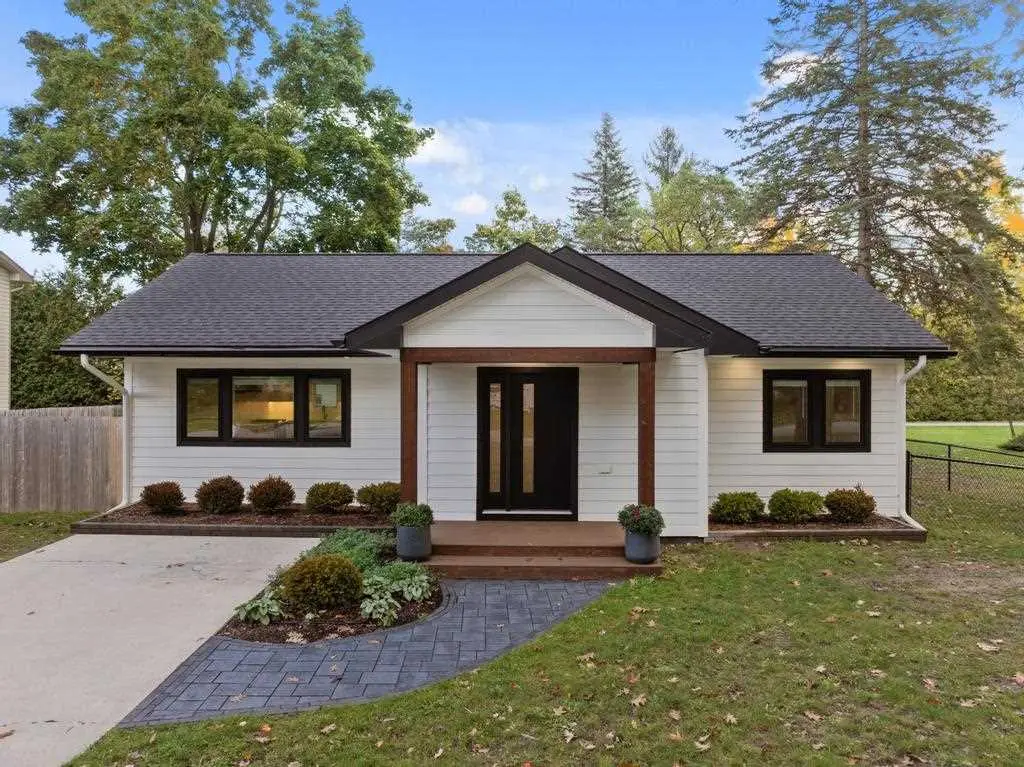 640 Harrison Street, Harbor Springs