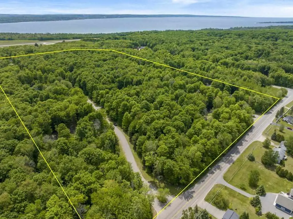 8049 Pleasantview Woods Drive, Harbor Springs