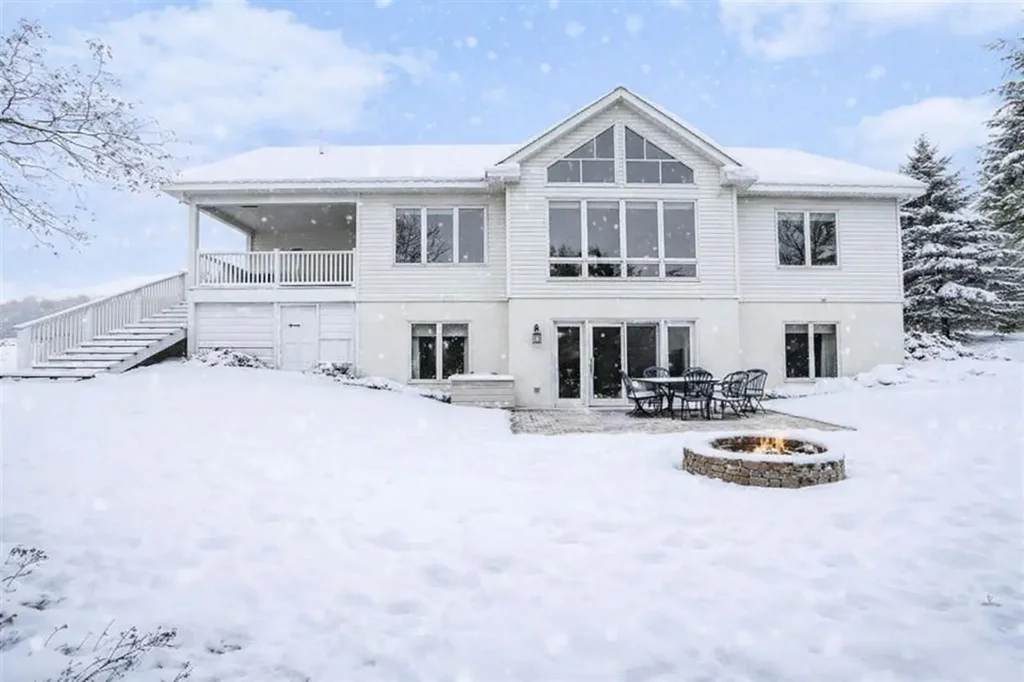 9030 Sugar Tree, Charlevoix