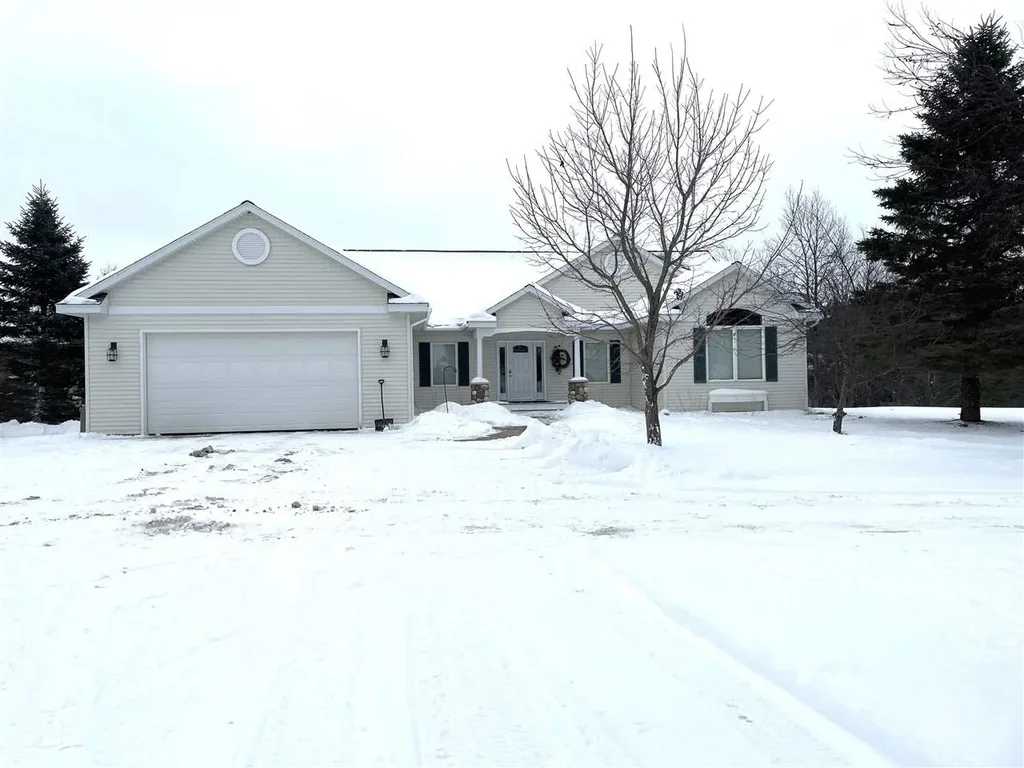 9030 Sugar Tree, Charlevoix